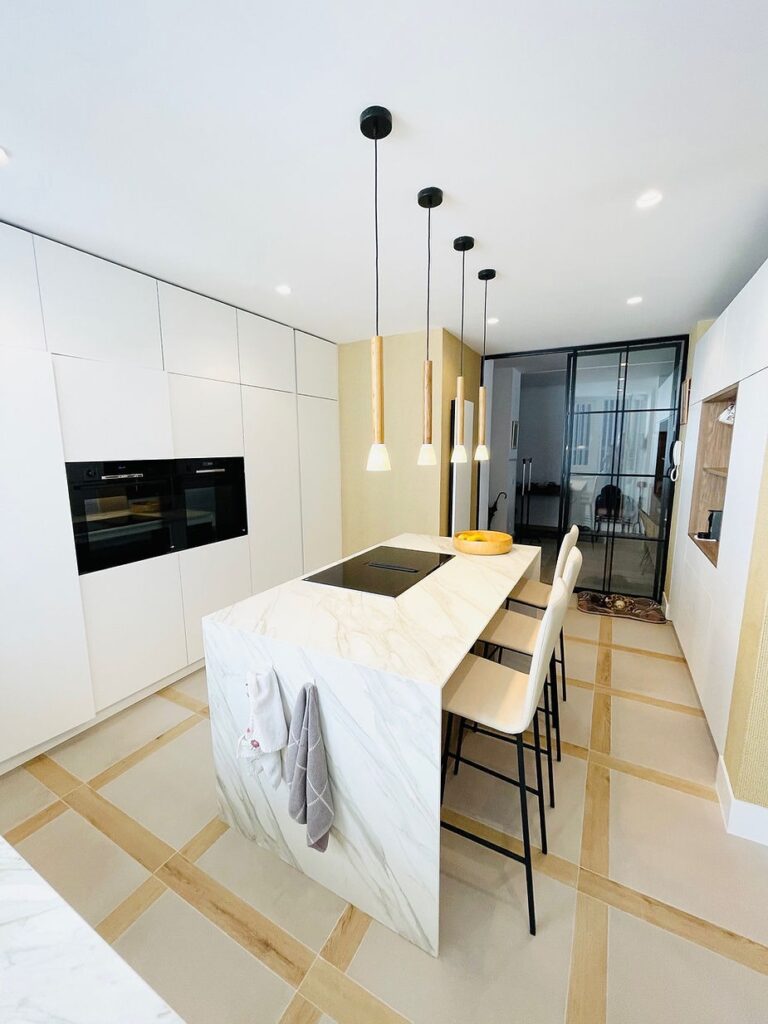 Proyecto- Cocina en Castellana - Encimera Calacatta Gold & -Pavimento Efecto Madera-Cemento