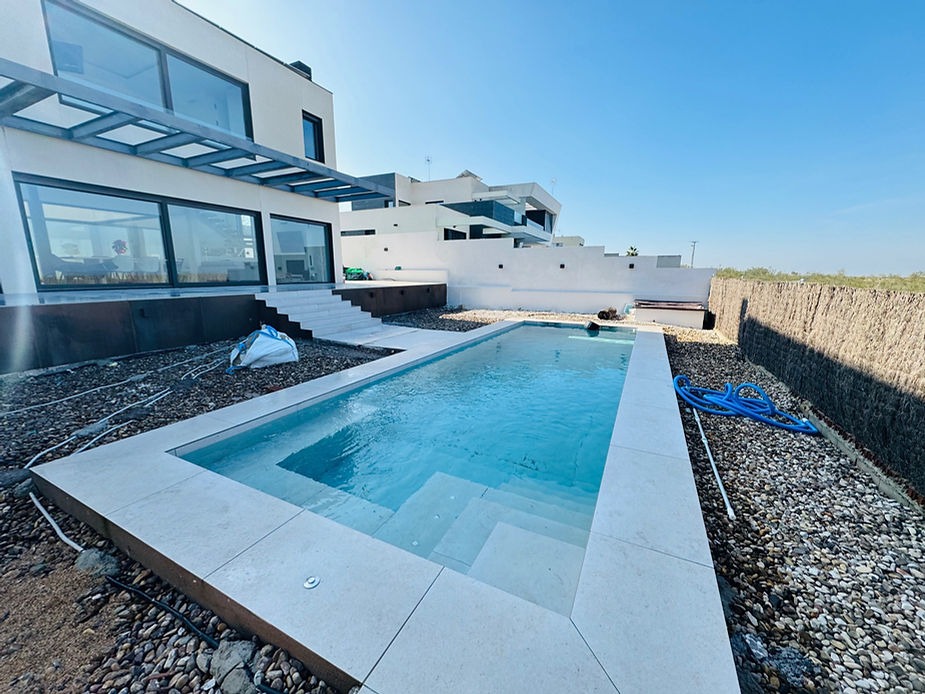 Proyecto - Terraza y Piscina Exterior en Vivienda